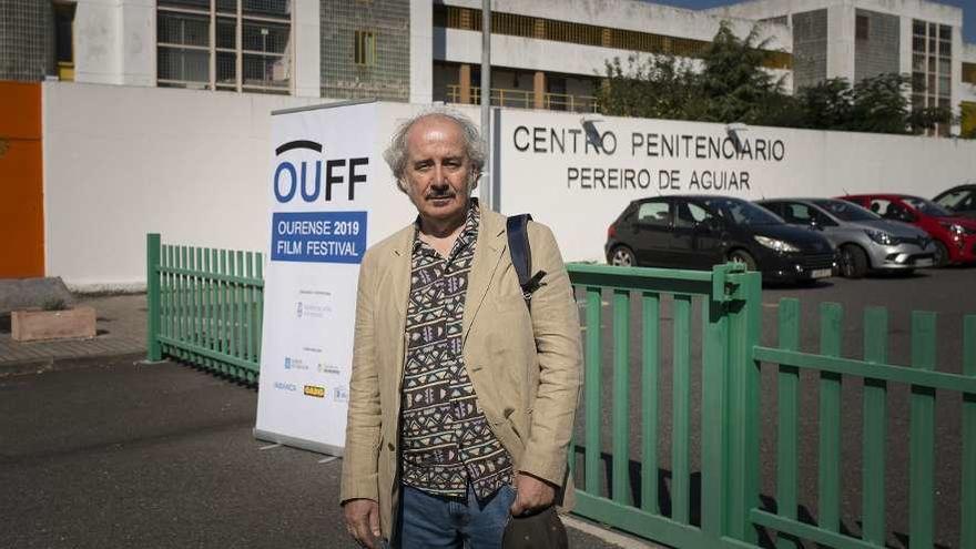 Arriba, el cineasta ourensano Xavier Bermúdez. Abajo, los organizadores del OUFF en la presentación de los carteles.  // Carlos Peteiro / Brais Lorenzo