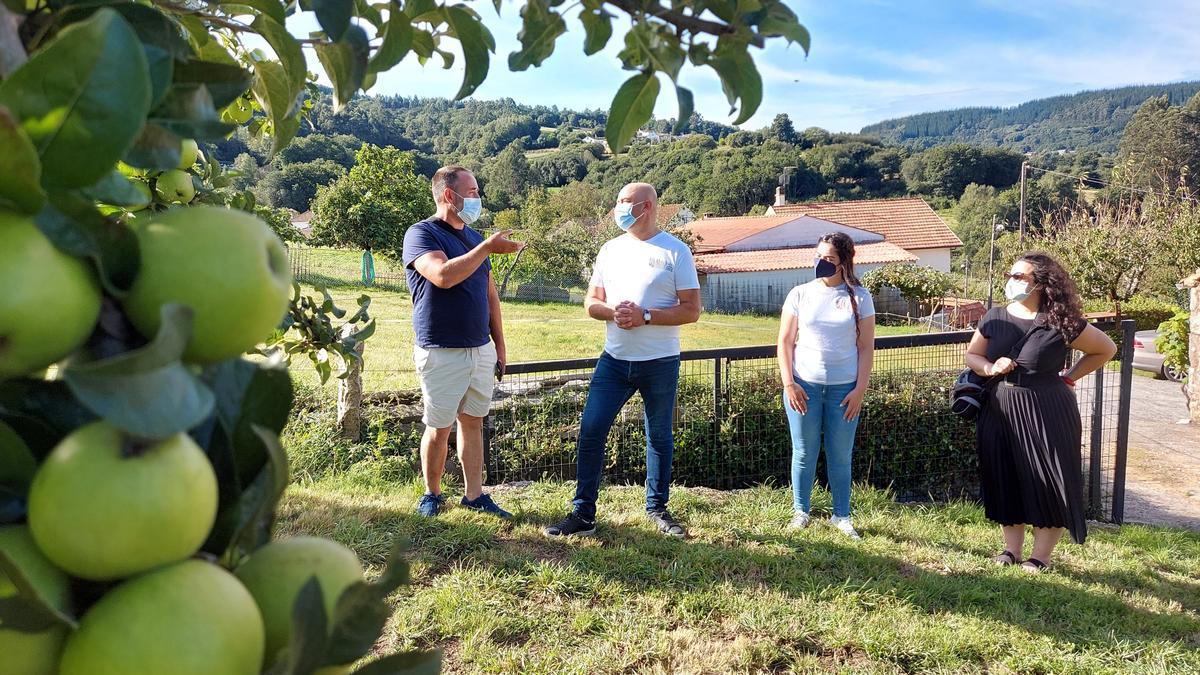 Orlando y Patricia Villamayor le explicaron a los  &quot;influencers&quot; que ayer visitaron la sidrería Rabiosa de Pardemarín cuestiones relativas al cultivo de manzana y a la fabricación de la sidra.
