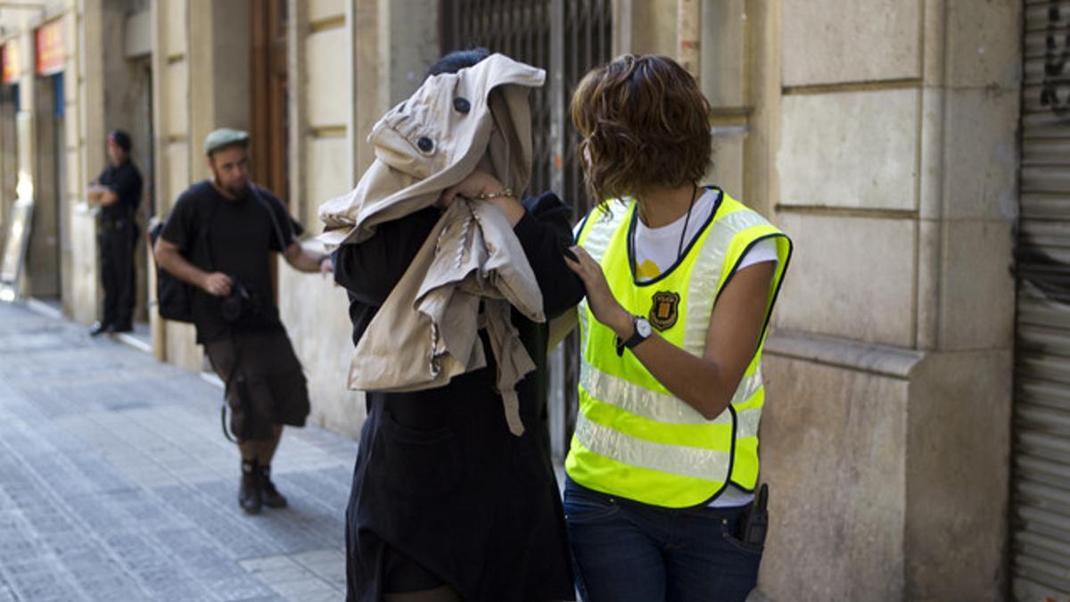 Una de las mujeres detenidas en la operación contra la mafia china en Barcelona.