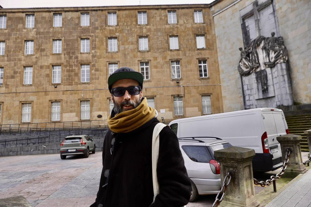 La polémica por el "Héroes del Simancas" de Gijón también está en la calle: partidarios y detractores entre quienes la ven a diario (en imágenes)