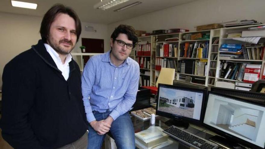 Daniel López y Pablo Noya, en su estudio de Ourense. En la pantalla, fotografía del proyecto de chalets finalistas.  //Jesús Regal