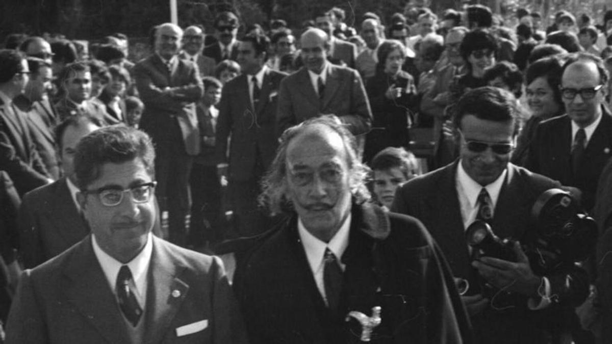Salvador Dalí i l’alcalde Ramon Guardiola, el 1973, durant la inauguració de l’escola.