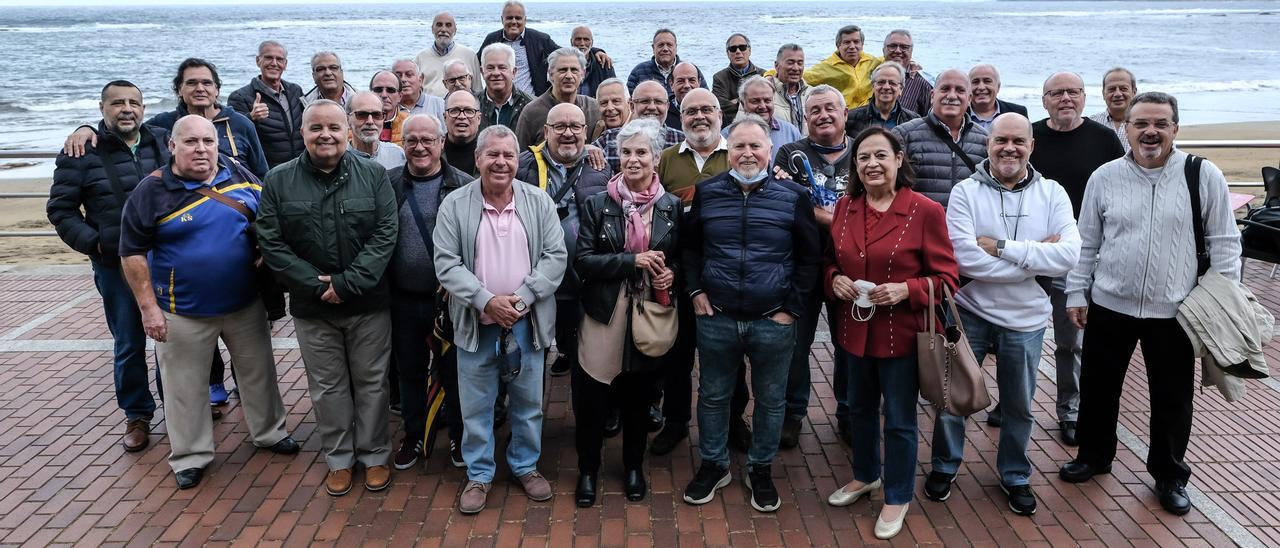 Alumnos y profesores de 1967 y 1968 del Instituto Alonso Quesada