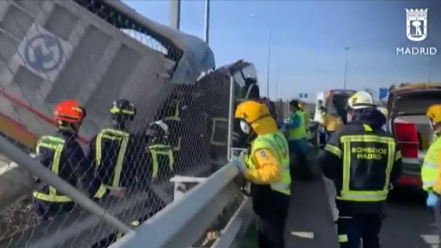 Los bomberos trabajan en el rescate del conductor