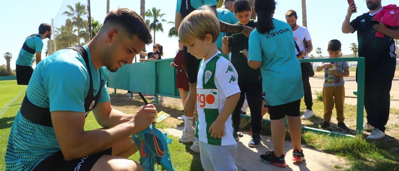 José Alonso firma un autógrafo a un niño en el último entrenamiento del Córdoba CF.