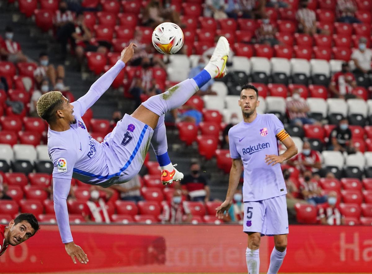 Robald Araujo realiza un remate acrobático ante el Athletic.