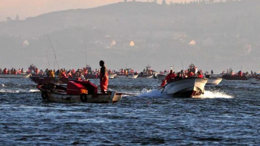 Embarcaciones de marisqueo faenando en la ría de Arousa.  // Iñaki Abella