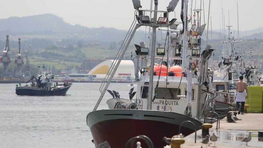 Barcos atracados en el muelle de Avilés.