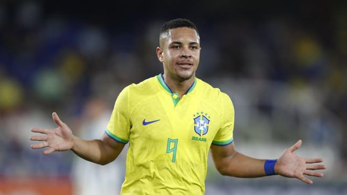 Vítor Roque celebra un gol con Brasil.