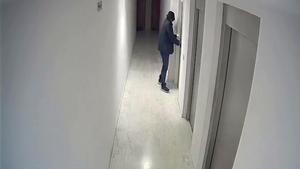 Imatges de les càmeres de seguretat on es veu el detingut