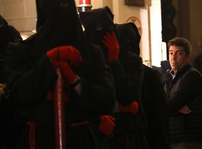 Carlos Mazón no se pierde la Semana Santa de Alicante: acompaña al Cristo de la Buena Muerte