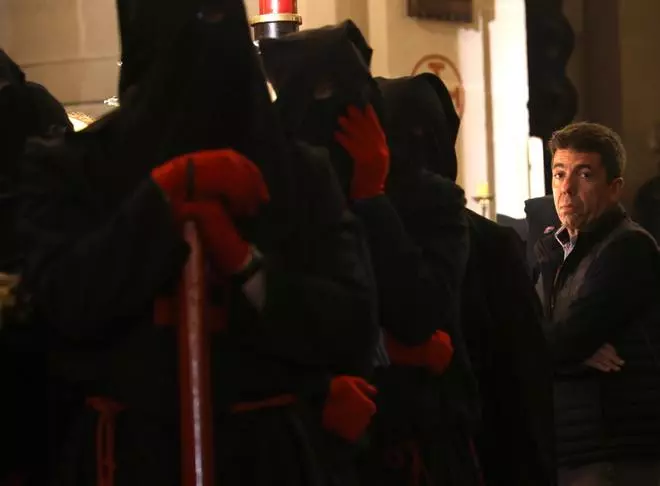 Carlos Mazón no se pierde la Semana Santa de Alicante: acompaña al Cristo de la Buena Muerte