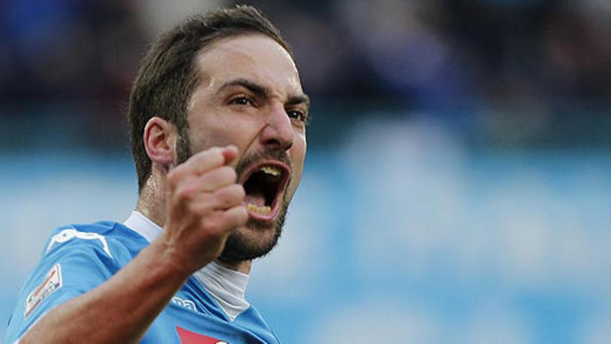 Gonzalo Higuaín celebra un gol con el Nápoles.