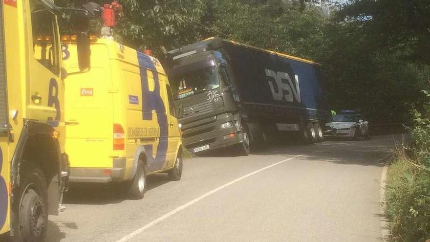 Un camión se sale de la carretera entre Pravia y Salas, sin heridos