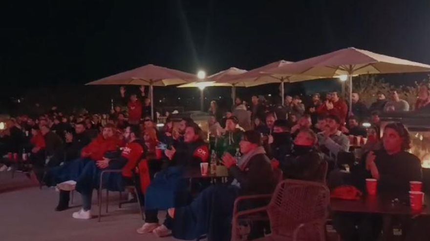 Centenares de mallorquinistas también vibran desde Palma con la Supercopa