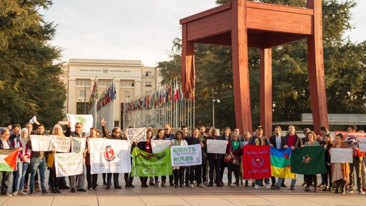 Participantes en una sesión sobre el Tratado Vinculante sobre empresas y derechos humanos, frente a la sede de las Naciones Unidas en Ginebra.