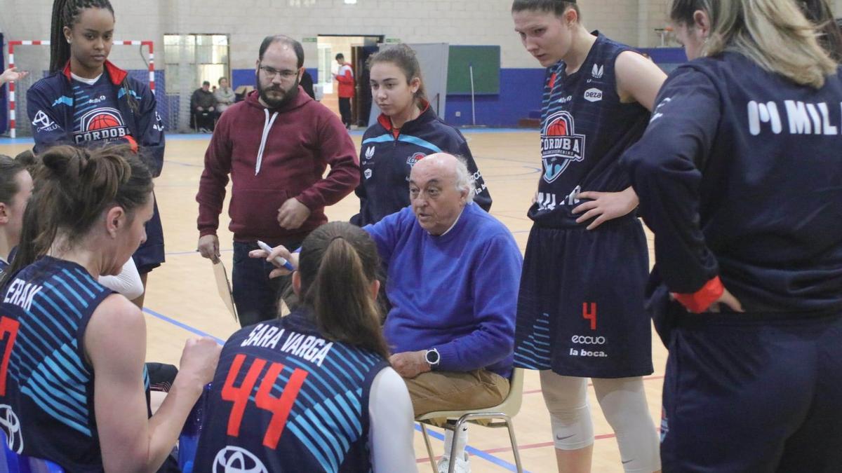 Eduardo Burgos da instrucciones en un tiempo muerto.