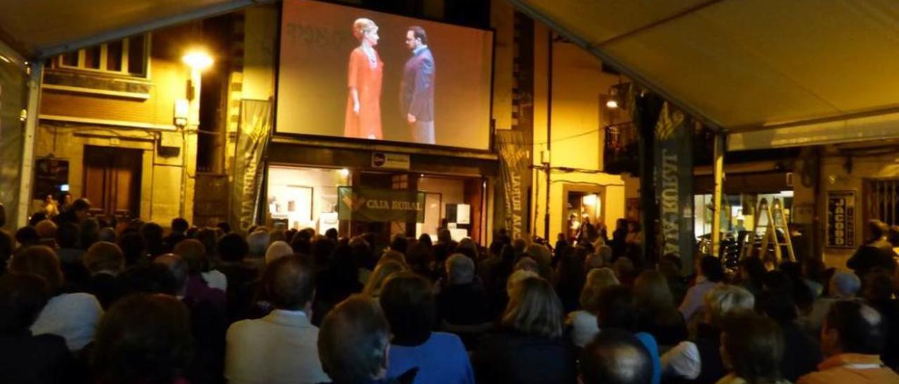 Público asistente el sábado a la proyección de &quot;Nabucco&quot; en Cangas del Narcea.