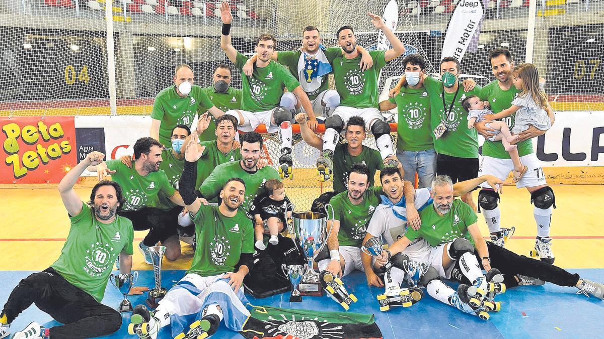 Jugadores, entrenadores y miembros del ‘staff’ del Liceo celebran el título de la Copa del Rey logrado en el Palacio de Riazor tras ganar al Barcelona en la final. | La Opinión