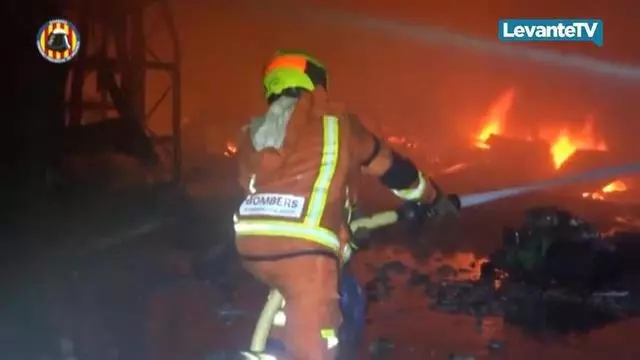 Los bomberos dan por controlado un incendio declarado en el polígono industrial de Montserrat