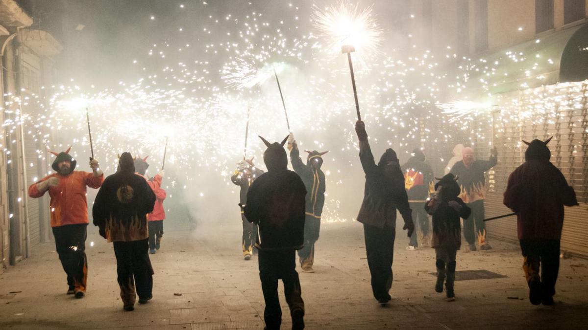 Els Diables de l’Albera, enmig d’un espectacle de foc i pirotècnia