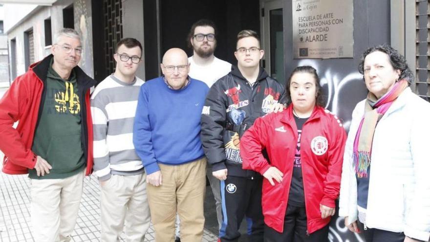 Por la izquierda, Juan Luis Castañón, Samuel Daly, Emilio García, Carlos Fernández, Cristian Bayón, Rosalía Fernández y Clara González, en la entrada de la asociación Alarde.