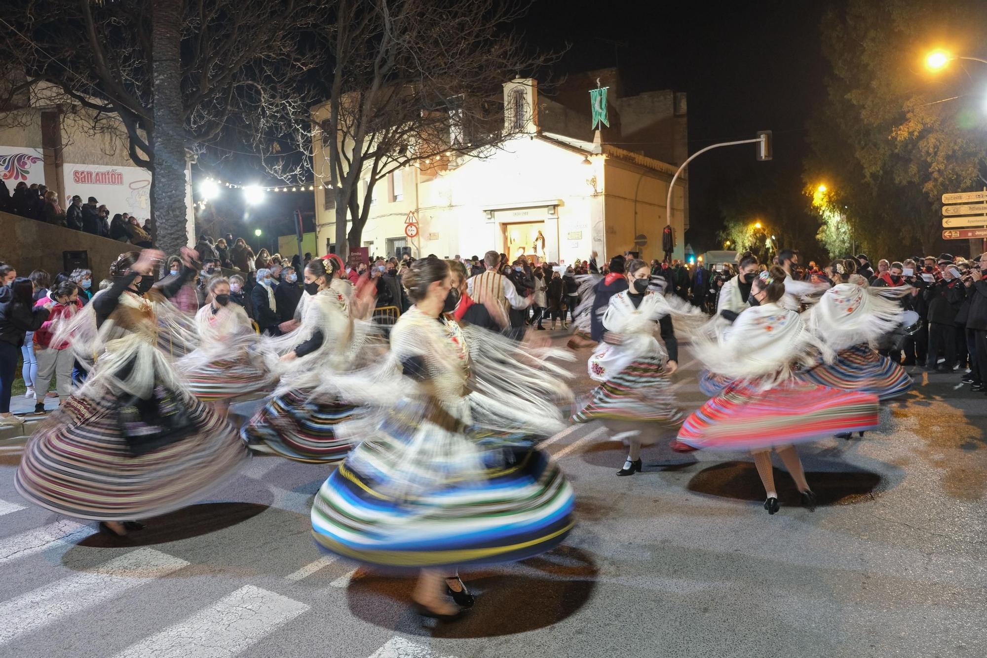 Los eldenses festejan a San Antón, patrón de los Moros y Cristianos, con las típicas vueltas a la hoguera, la bendición de animales, las tradicionales danzas y el reparto del pan