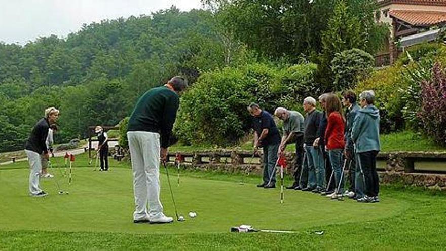 Els golfistes trepitgen els greens dels dos departaments