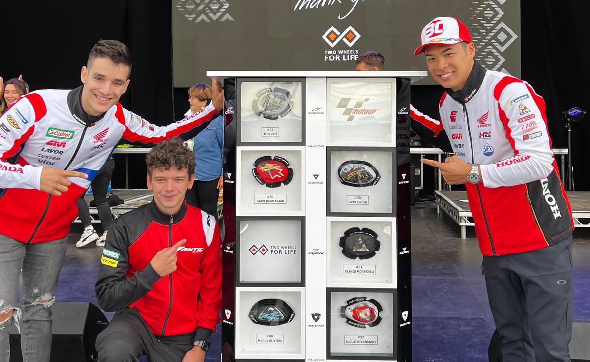 Iker Lecuona, Matteo Sichei y Takaaki Nakagami, con la galería de rodilleras de MotoGP.