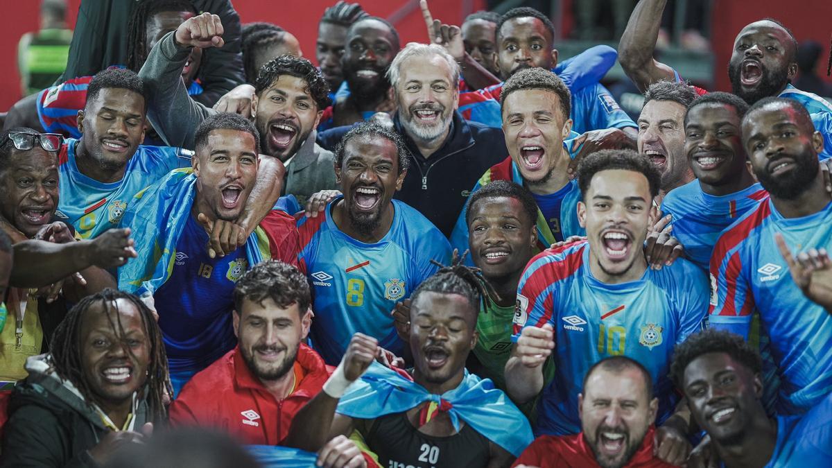 Brian Cipenga, con el dorsal 20 y los ojos cerrados, celebra el éxito ante Nigeria.