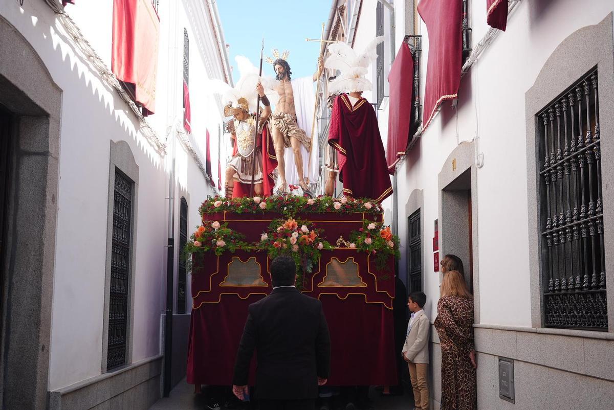 El Resucitado de Pozoblanco avanza por una calle estrecha este domingo.