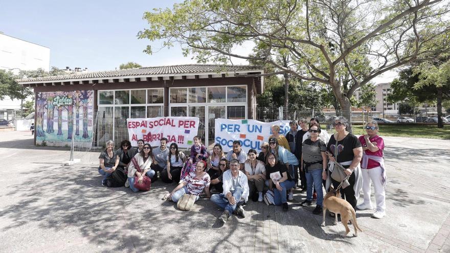 VÍDEO | Hartazgo vecinal en Son Gibert por el estado de abandono del quiosco: “Queremos reconvertirlo en un espacio sociocultural”