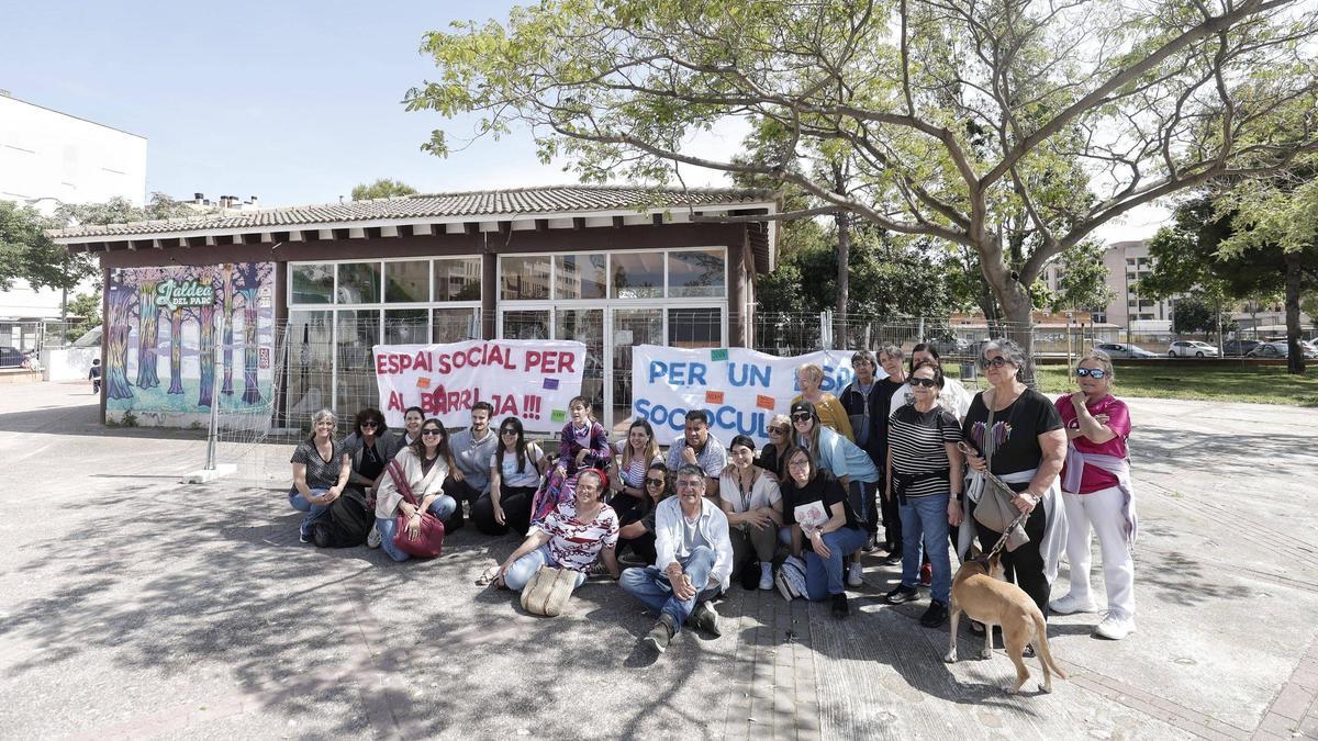 Vecinos protestan por el estado actual del quiosco de Son Gibert