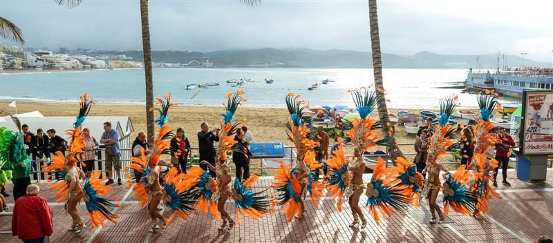 Carnaval al sol en la playa de Las Canteras