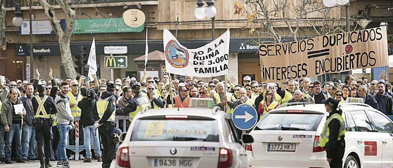 Imagen de una protesta de los taxistas por las calles de Palma celebrada en 2017.