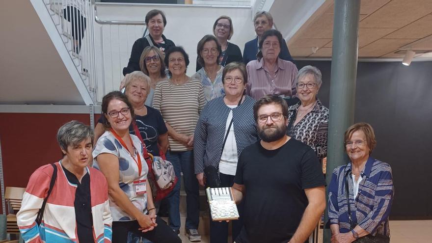 El Club de català de la Biblioteca d’Igualada descobreix «El temps de les cireres» de Montserrat Roig