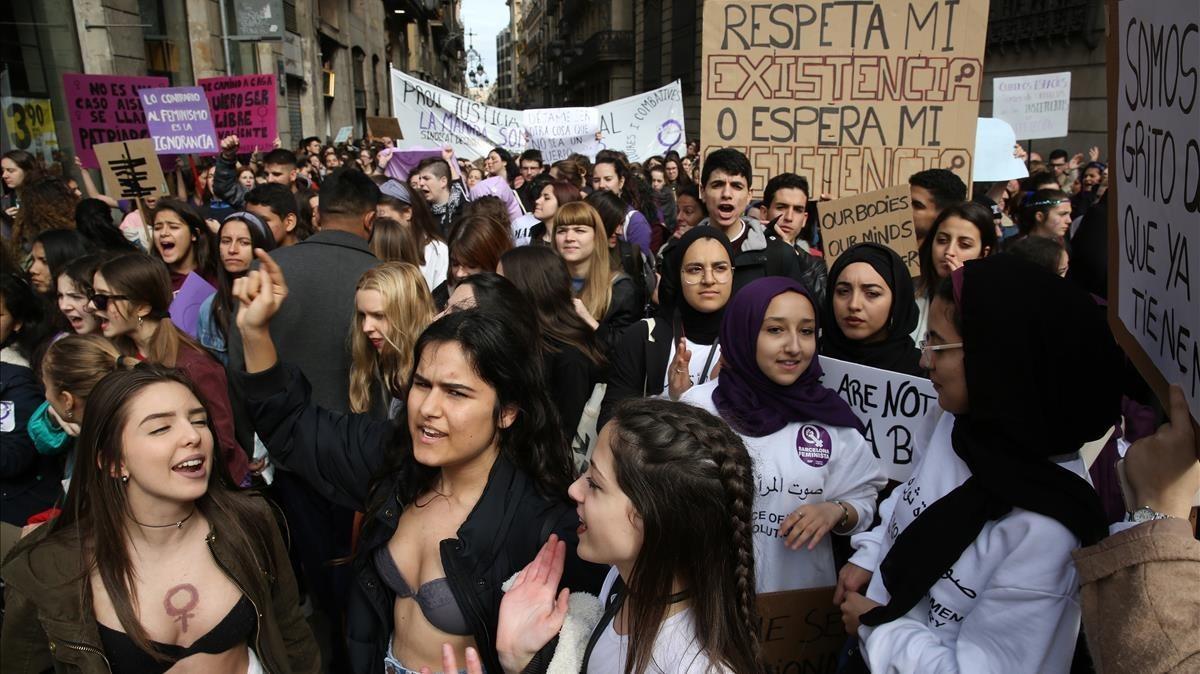 Estudiantes durante la manifestación feminista de esta mañana en la Plaça Sant Jaume de Barcelona.