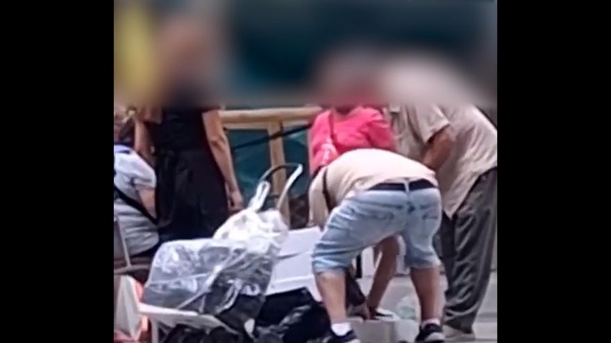 Venden pescado en la calle en la Ronda Sant Antoni