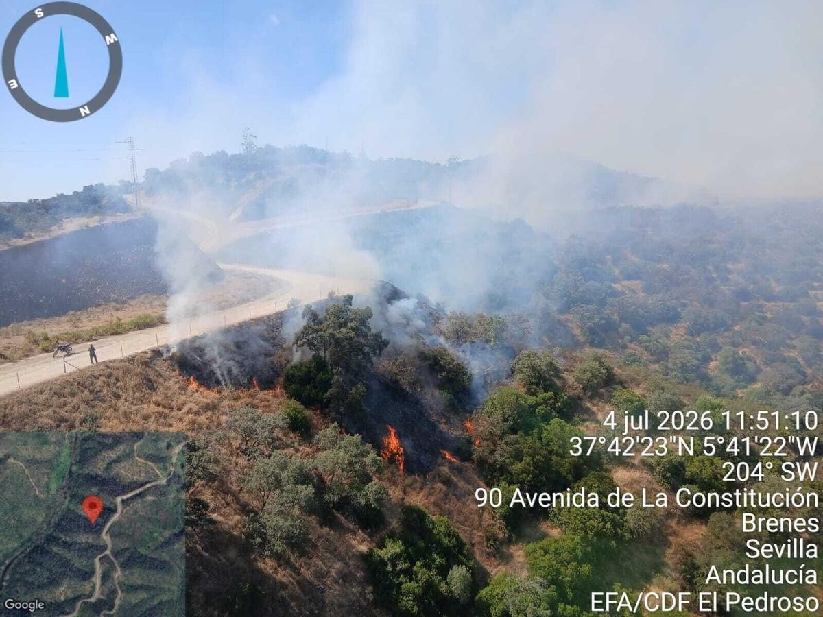 04/07/2026 Sevilla.-Sucesos.- Declarado un incendio forestal en Villanueva del Río y Minas que moviliza a cuatro medios aéreos. Efectivos del Plan Infoca trabajan para controlar un incendio que se ha declarado a las 12,00 horas de este sábado en el término municipal de Villanueva del Río y Minas (Sevilla), en el paraje La Chimenea, que ha movilizado a cuatro medios aéreos. SOCIEDAD ANDALUCÍA ESPAÑA EUROPA SEVILLA PLAN INFOCA