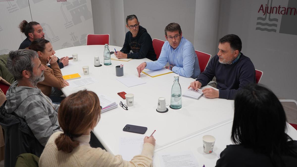 Una de las reuniones mantenidas entres representantes del Ayuntamiento y del CEIP Martínez Valls.