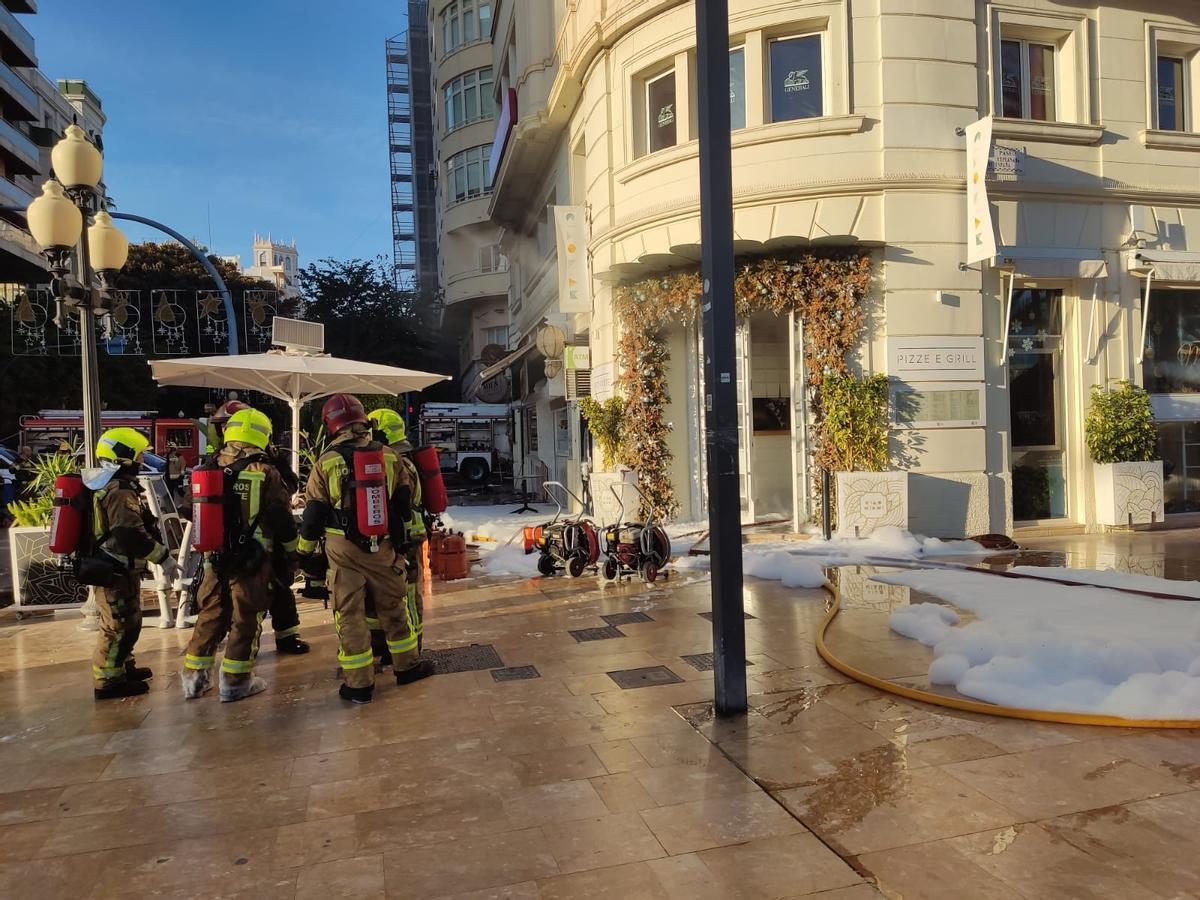 Susto por un incendio en una pizzería de la Explanada de Alicante