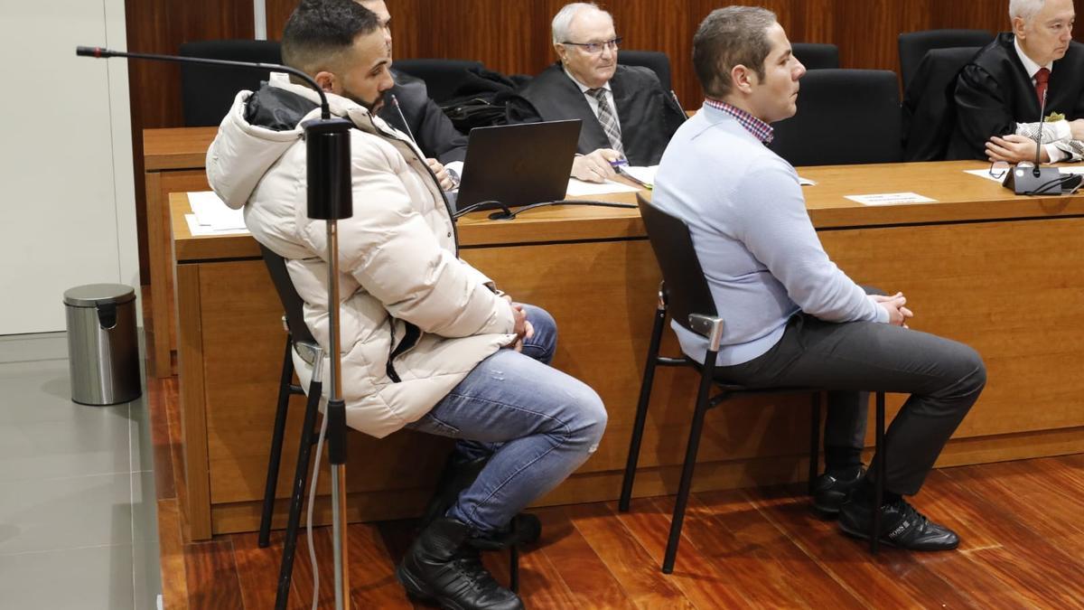De delante hacia atrás, el funcionario de prisiones, David A. S., y el preso Félix G. L., en el banquillo de los acusados de la Audiencia Provincial de Zaragoza.
