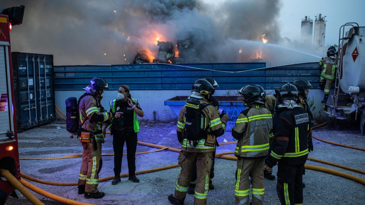 Declarado un fuego en el desguace de Ca Na Negreta