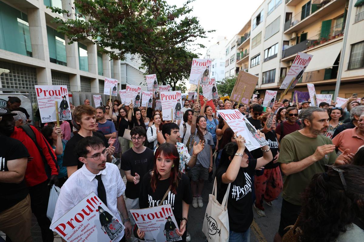 Carteles con la figura de una payesa en una protesta contra la masificación en Vila del pasado mes de mayo.