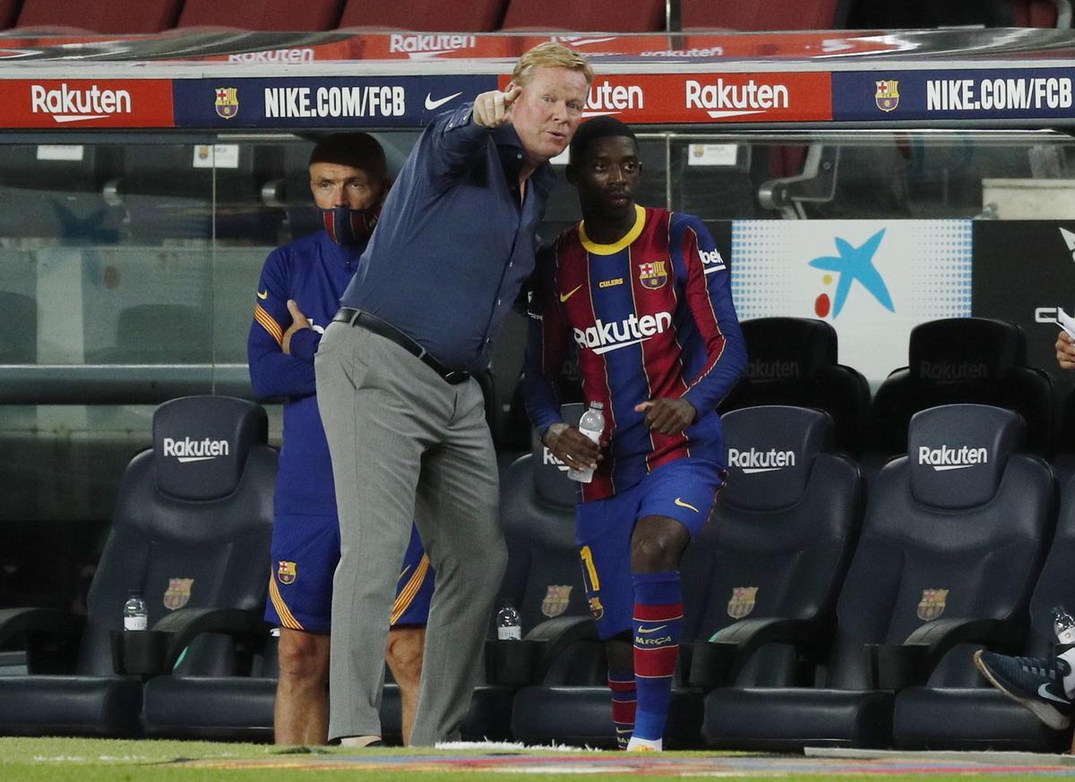 Koeman charla con Dembélé en el Camp Nou en el duelo contra el Elche.