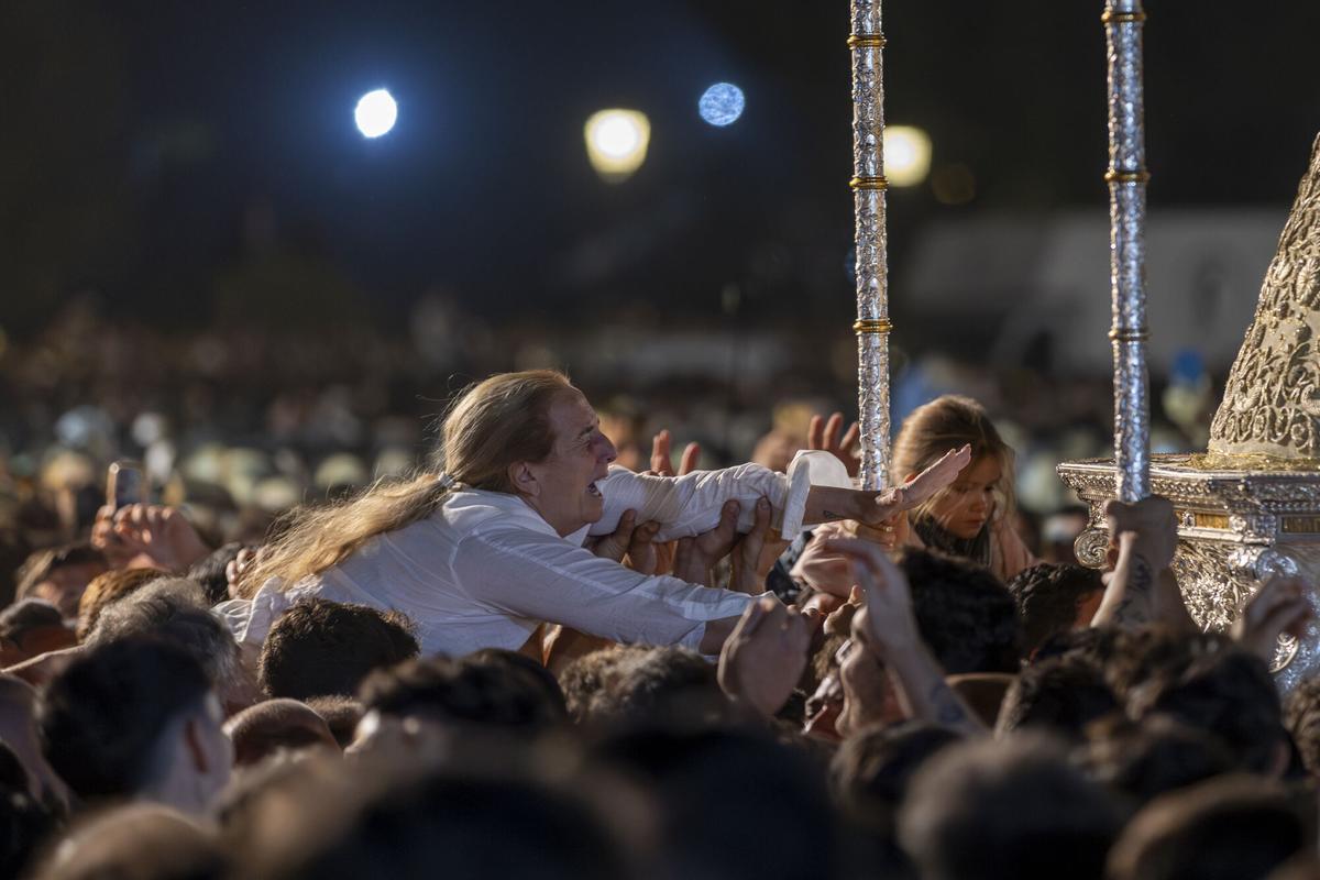 La imagen de la Virgen del Rocío durante su tradicional procesión en la que visita las 127 hermandades filiales. La imagen de la Virgen del Rocío durante su tradicional procesión en la que visita las 127 hermandades filiales.