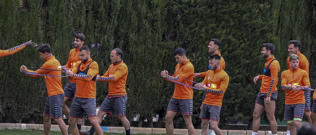 Los jugadores del Elche realizan un ejercicio de fuerza en un entrenamiento