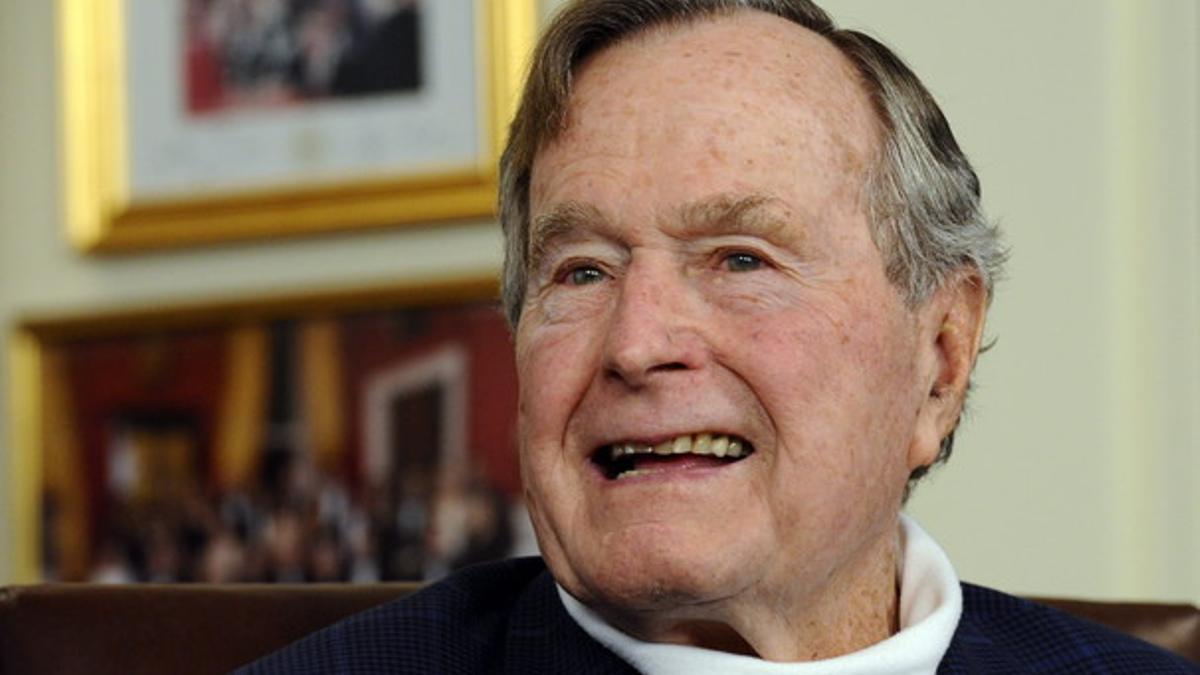 El expresidente George H. W. Bush, en una imagen de marzo del 2012, en su oficina en Houston.