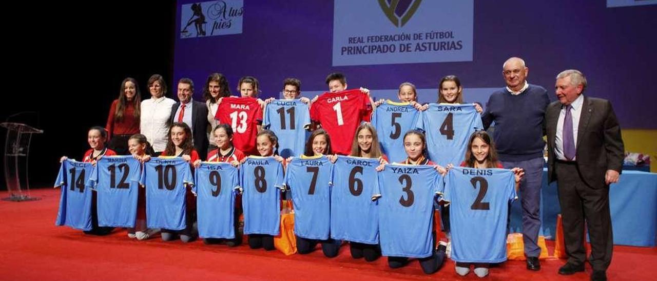 Las jugadoras que lograron la plata en el Nacional, el pasado viernes en la Gala del fútbol asturiano.