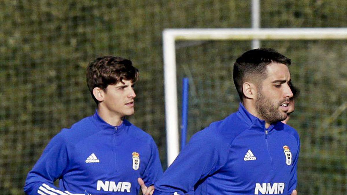 Diegui, con Riki detrás, ayer, en el entrenamiento del Oviedo.